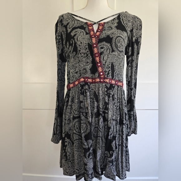 Elegant Black and Gray Paisley Dress - Picture 1 of 7